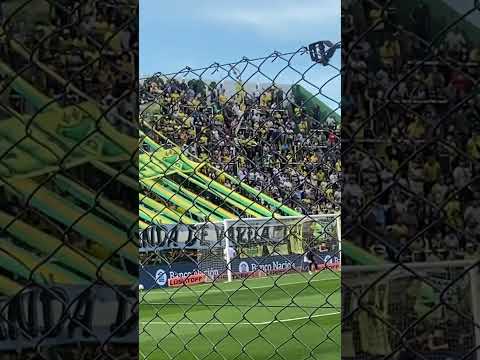 "Movete defensa movete Fueron los cánticos ayer de la hinchada de defensa" Barra: La Banda de Varela &bull; Club: Defensa y Justicia