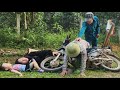 A kind man helps a single mother and her son in distress, Ly Tu Truc