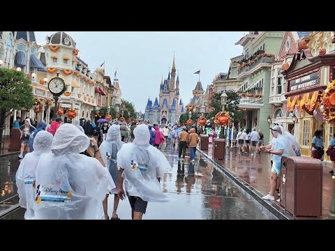 A Rainy & Kinda Empty Sunday At Magic Kingdom - Low Disney World Wait Times / Uncrowded Theme Park