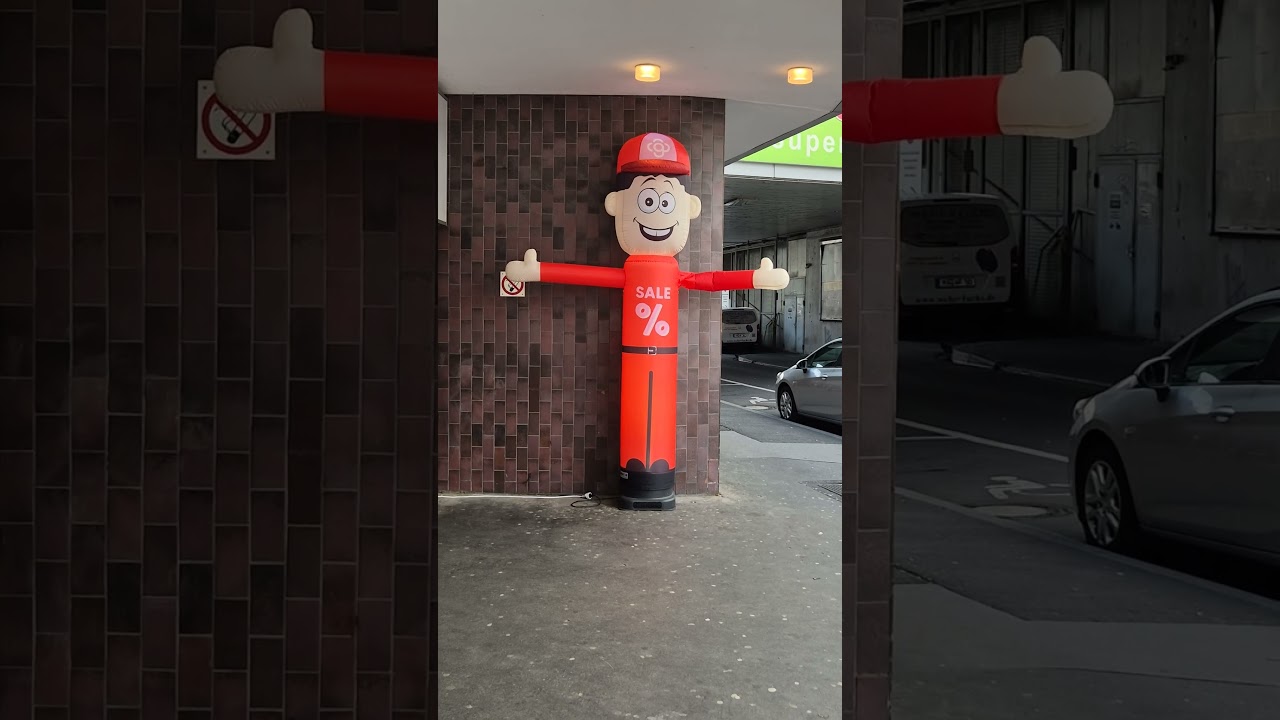 16: Sales man seen in Mainz, Germany