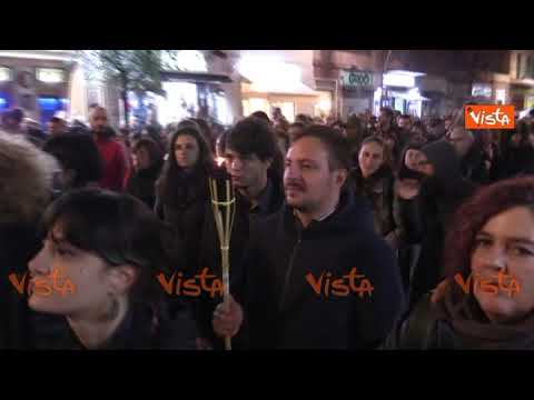 Centocelle scende in piazza per la Pecora Elettrica data alle fiamme