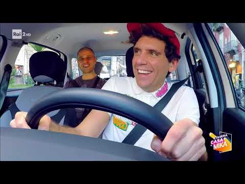 Mika in taxi a Napoli - Stasera CasaMika 07/11/2017