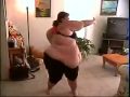 Mujer super gorda haciendo ejercicios