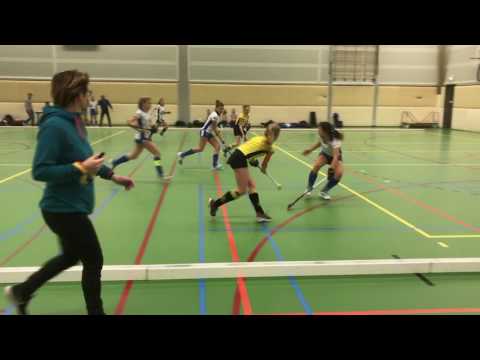Zaalhockey wedstrijd MHC Vianen - Kampong (meiden C1)
