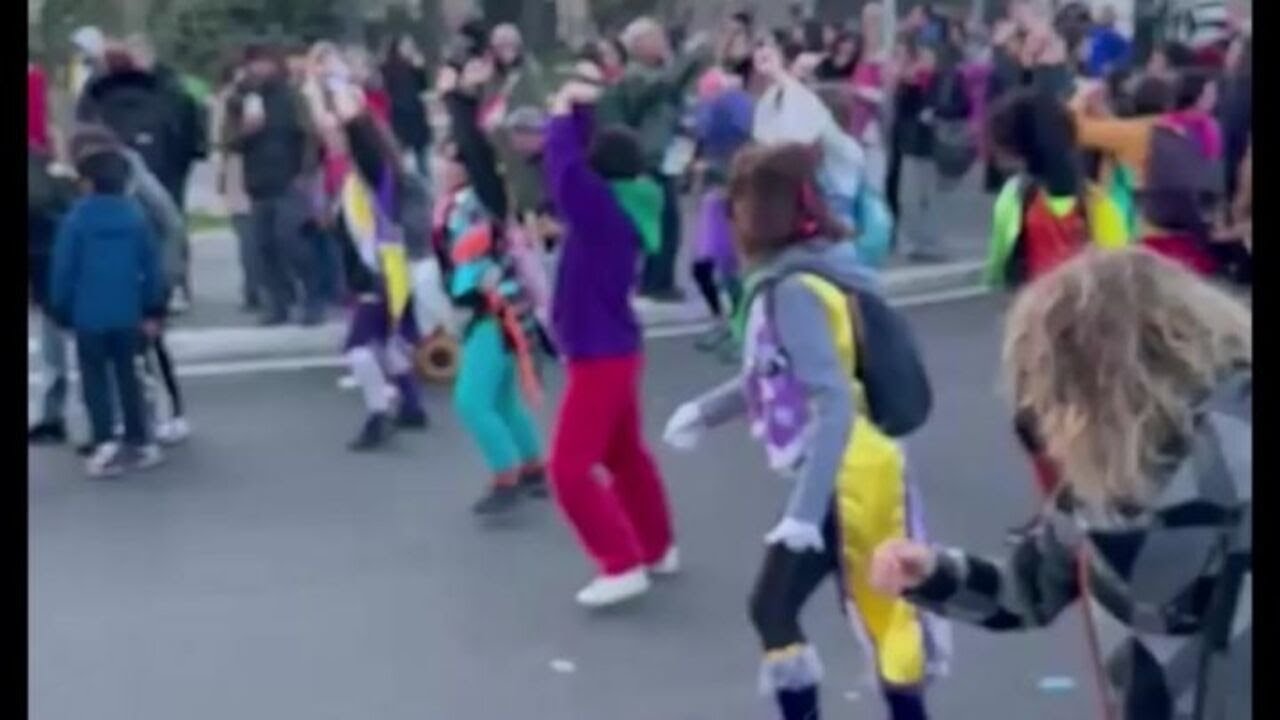 Palloncini e coreografie in abiti colorati, il corteo transfemminista di "Non una di meno" a Roma