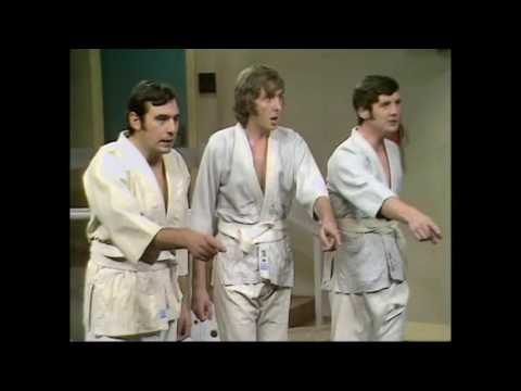 Monty Python Repülő Cirkusza - Hogyan védekezzünk a friss gyümölcs ellen?