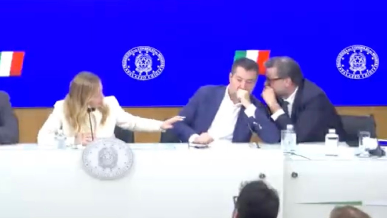 GIORGIA MELONI RICHIAMA SALVINI E GIORGETTI CHE PARLANO TRA DI LORO DURANTE LA CONFERENZA STAMPA