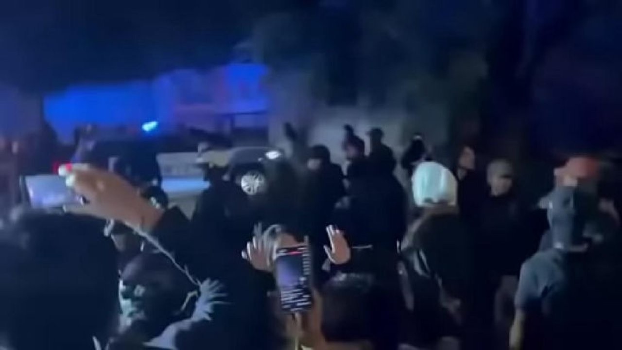 Tafferugli e idranti al corteo degli studenti al ponte di Porta Portese a Roma