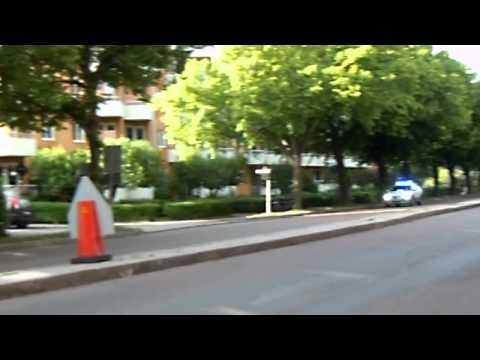 Polisbil på utryckning på Luthagsesplanaden