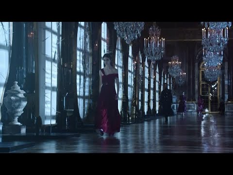 克里斯汀-迪奧在凡爾賽宮提供前衛的童話故事。 (Christian Dior serves edgy fairytale at Versailles)