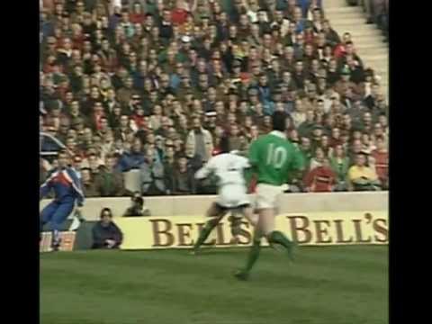 Simon Geoghegan tackles Rob Andrew, 1994