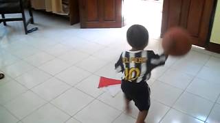 preview picture of video 'Anak Umur 2 th jago main basket dribel n menggiring BOLA. Mahir banget.mp4'