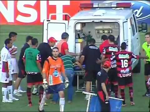 Jogador do Oeste de Itápolis passa mal em campo e é internado na UTI.