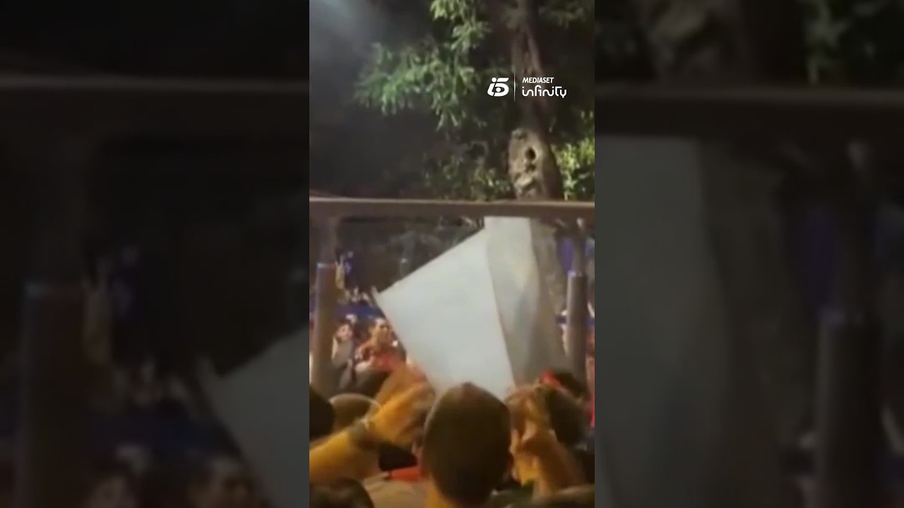 Cede una marquesina de autobús en Cibeles durante la celebración del Mundial de España