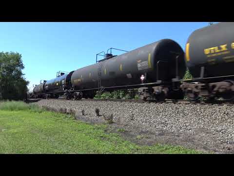 NS #3638 ET44AC, NS #9386 C44-9W and AC44C6M #4260 leads mix manifest train