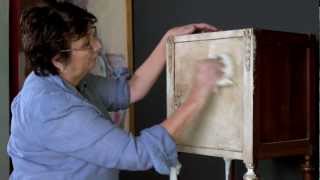 Annie Sloan - Chalk Paint® tutorial No.1 - one-colour distressing technique with dark wax.