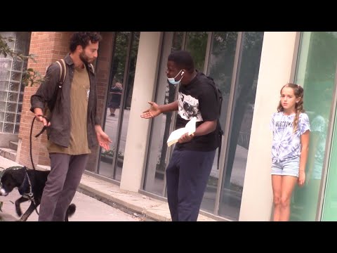 Une petite fille a été kidnappée par un homme étrange. Ce qui se passe est choquant.