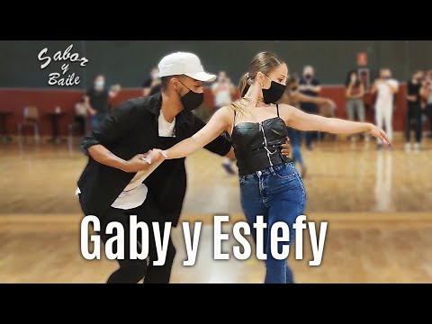 Gaby y Estefy bailan "Castellano, que bueno baila usted" en la pista de Sabor y Baile Toledo