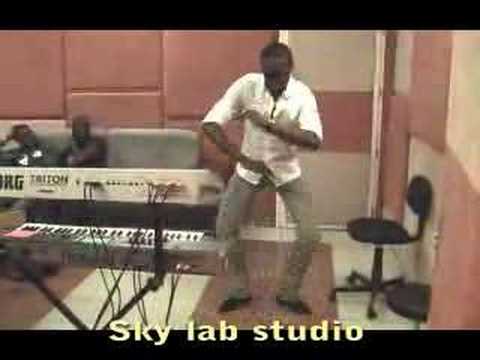 Lino versace fait une demonstration de danse