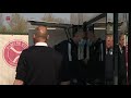 Almere City FC fans zwaaien spelersbus uit met vuurwerk