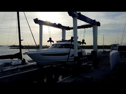 BAVARIA 55 FLY - Première mise à l'eau à Port Navy Service