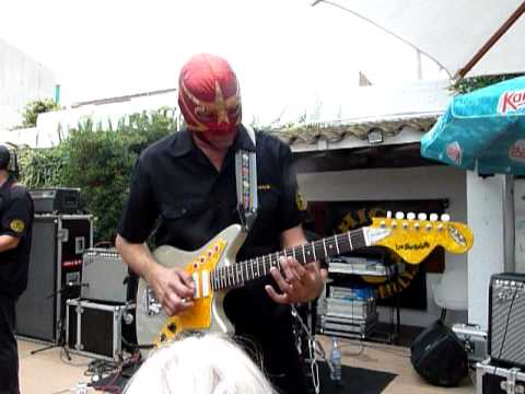 Los Straitjackets - You Send Me