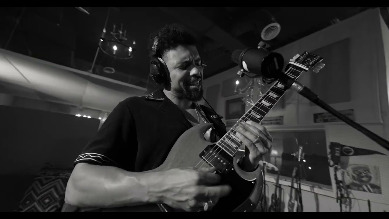 Devon Gilfillian - IRL (Official Video Live from Club Roar) - YouTube