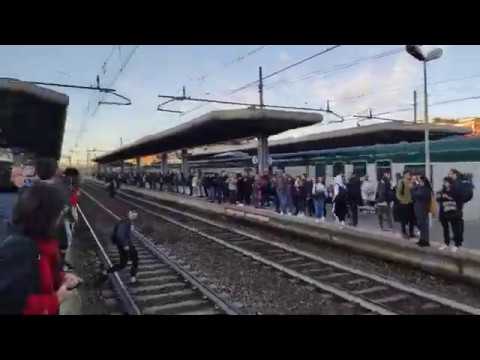 Pendolari alla stazione di Carnate