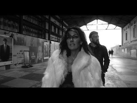 Twitty & Lynn - I'm On Fire (Official Video)