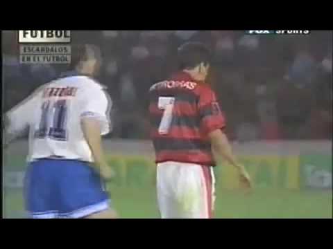 La patadota de Romario a Zandona