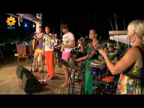 Jan Dulles en Simon zingen 'Here, there and everywhere'