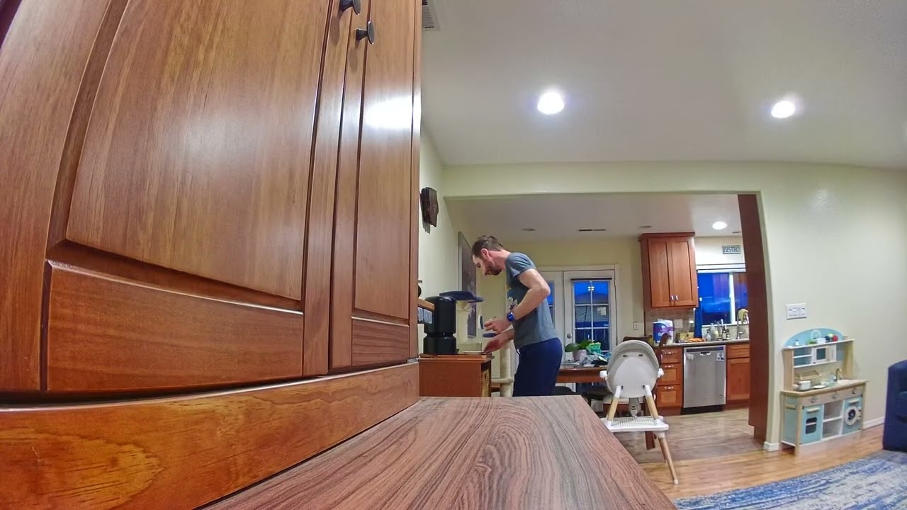 Arlo Essential Pan Tilt Indoor Camera 2K - tracking example - YouTube