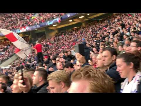 Slavenkoor en opkomst voor de wedstrijd (Ajax - Tottenham)