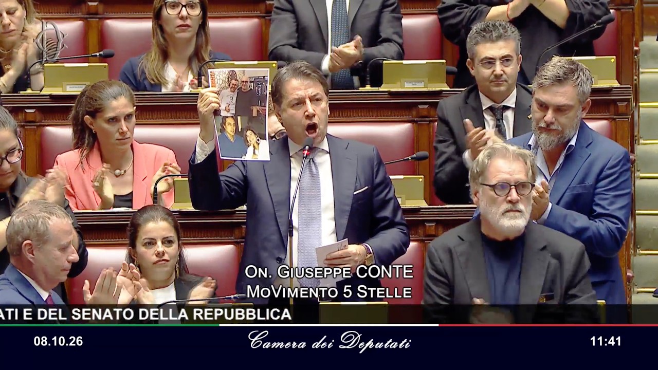 CONTE MOSTRA LE FOTO IN AULA: «NOI CON FALCONE E BORSELLINO, VOI CON PRESTANOME E STRAGISTI»