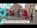 Kerstvrouw bezorgt cadeautjes in verwoeste stad