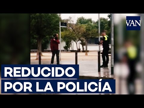 Un policía reduce a un hombre en Viladecans que portaba un cuchillo de cocina