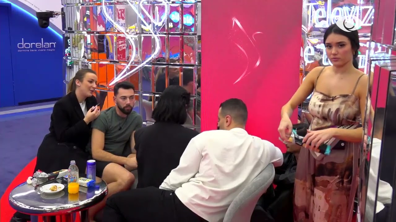 Nuk ma ka thënë asnjëherë sa e bukur je bërë/ Stelina bisedon me banorët për raportin e saj me Keijsin