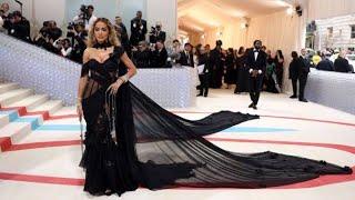 全身スケスケ「大事な部分」を隠さず...英セレブの過激衣装に「なぜ丸出しなのか」と疑問の声