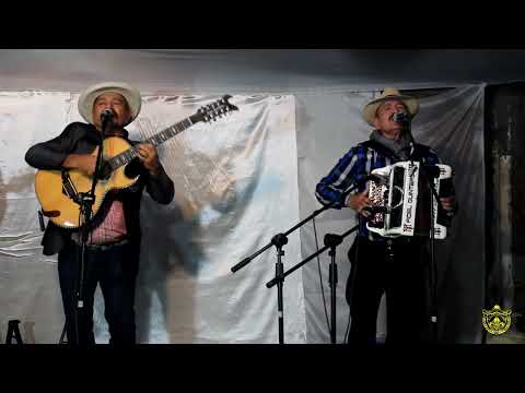 La banda del carro rojo de los hermanos Quintero - camino equivocado