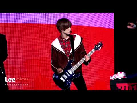 111231 Taemin playing the guitar - Lucifer Rock ver. Rehearsal