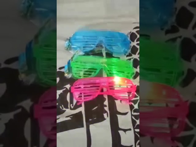 Vídeo relacionado con Ruispeed 10er-Pack gafas luminosas de neón para fiestas con luz negra que brillan en la oscuridad activadas por UV para decoración de cumpleaños y bodas