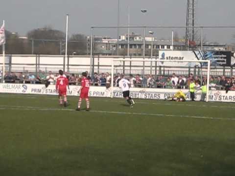 Mels van Driel scoort uit een strafschop tegen Kloetinge