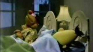 Ernie &amp; Bert: Shoe Dropping Neighbor (Classic Sesame Street)