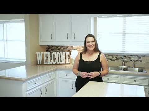 Quaint single-story home in the heart of La Porte, TX.1 block to Bay and 1/2 mile to Sylvan Beach!