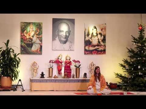 Yogastunde mit Puja mit Manuela - Yoga Vidya Ashram Live - 9:15 Uhr 12.12.2021