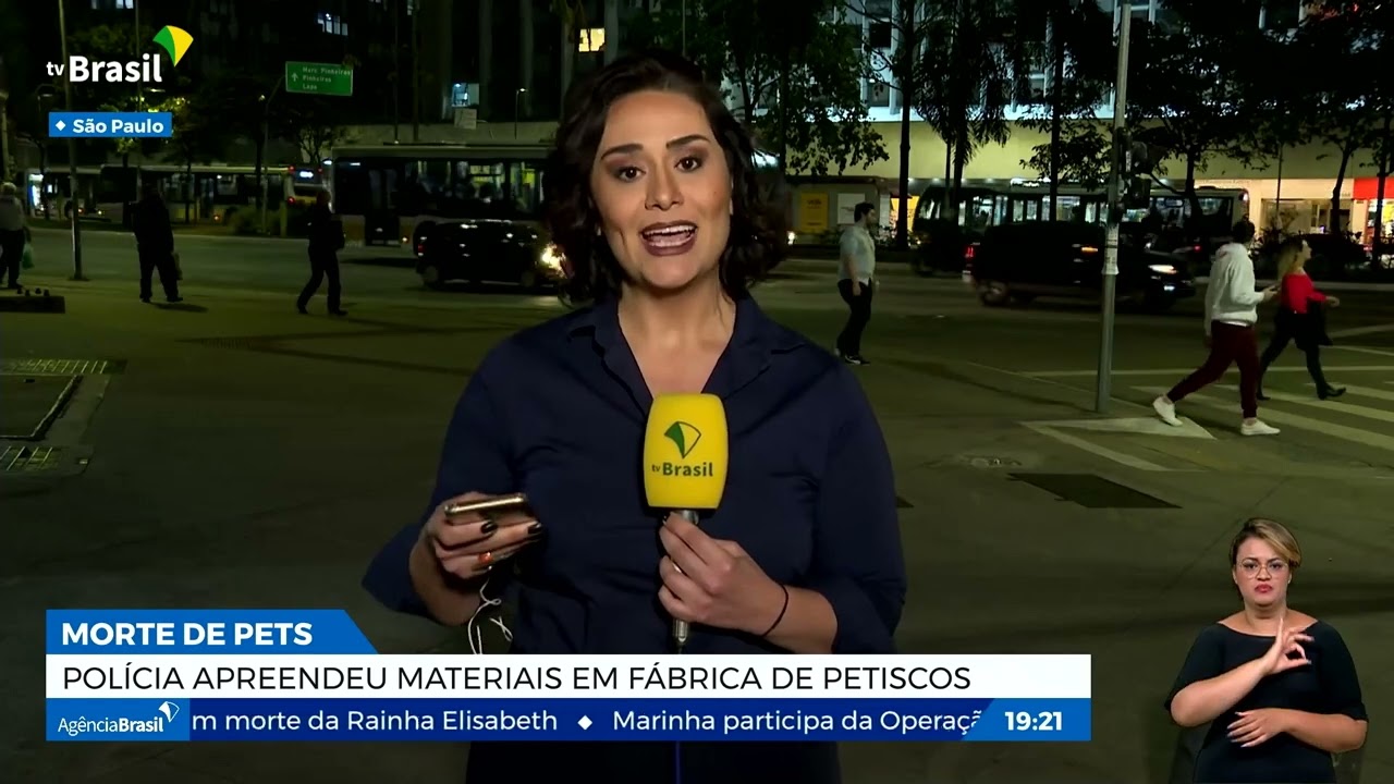 Polícia apreende materiais em fábrica de petiscos para cães