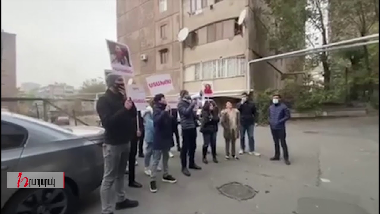 Պատգամավոր Լուսինե Բադալյանի մայրը պատուհանից եռման ջուր է լցրել ցուցարարների վրա