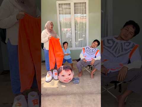 Pake baju badut ayah lagi tidur