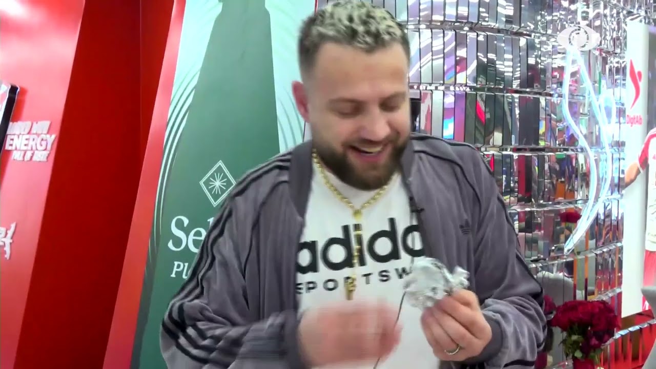 Karaoket/ Luizi këndon në italisht, i bashkohen edhe banorët e tjerë