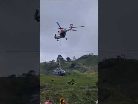 traslado de un helicoptero que se estrelló en Anori Antioquia,  completo en breve.